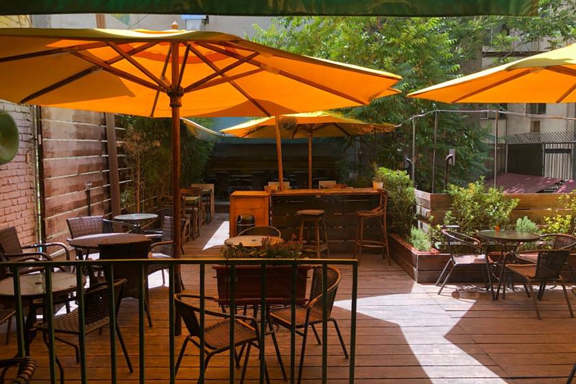 کافه نزدیک کتاب