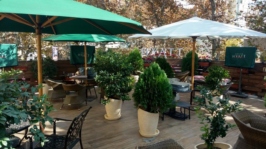 کافه گراند حیاط